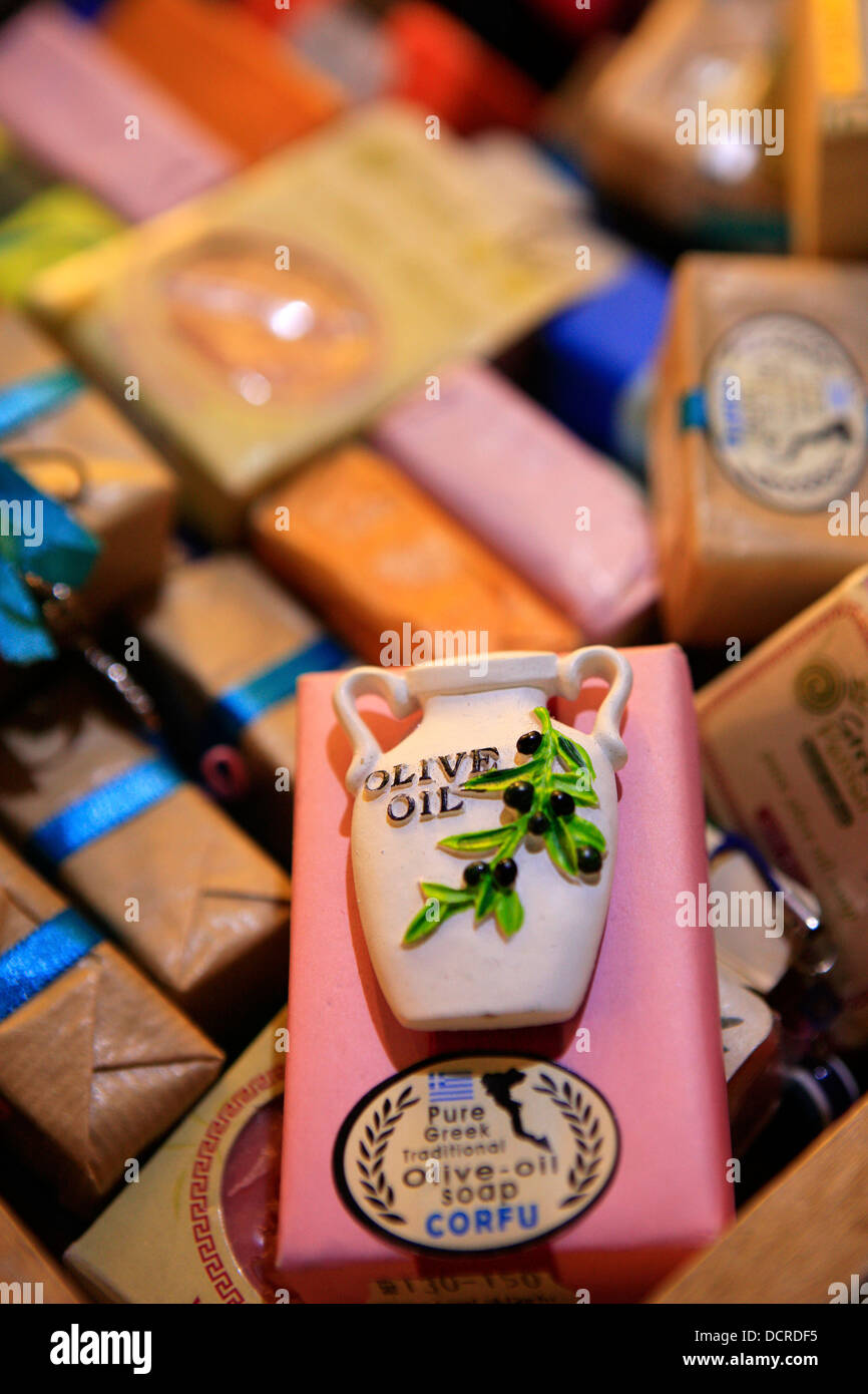 Barre di sapone all'olio di oliva in vendita nelle strette stradine della città di Corfù Foto Stock