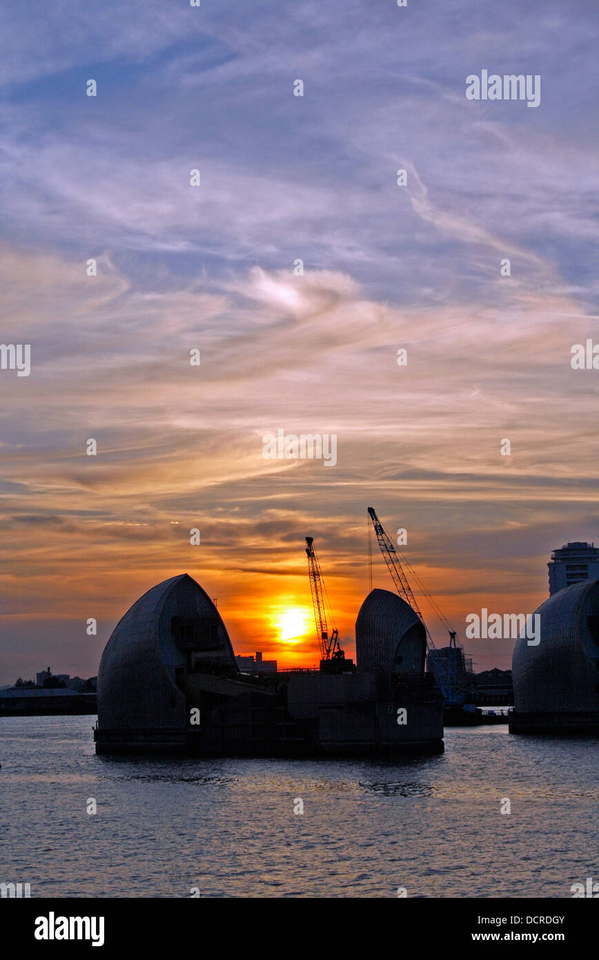 La Thames Barrier Docklands Al Tramonto Londra Inghilterra Regno Unito Europa Foto Immagine Stock 59522539 Alamy