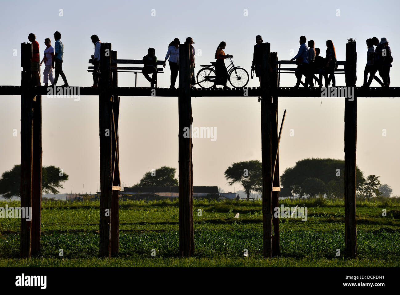 Numerosi cittadini birmani a piedi su 1,2 chilometri lungo u-Bein ponte in prossimità di Amarapura. Questo ponte è costituito da legno di teak di antiche dimore. Foto Stock