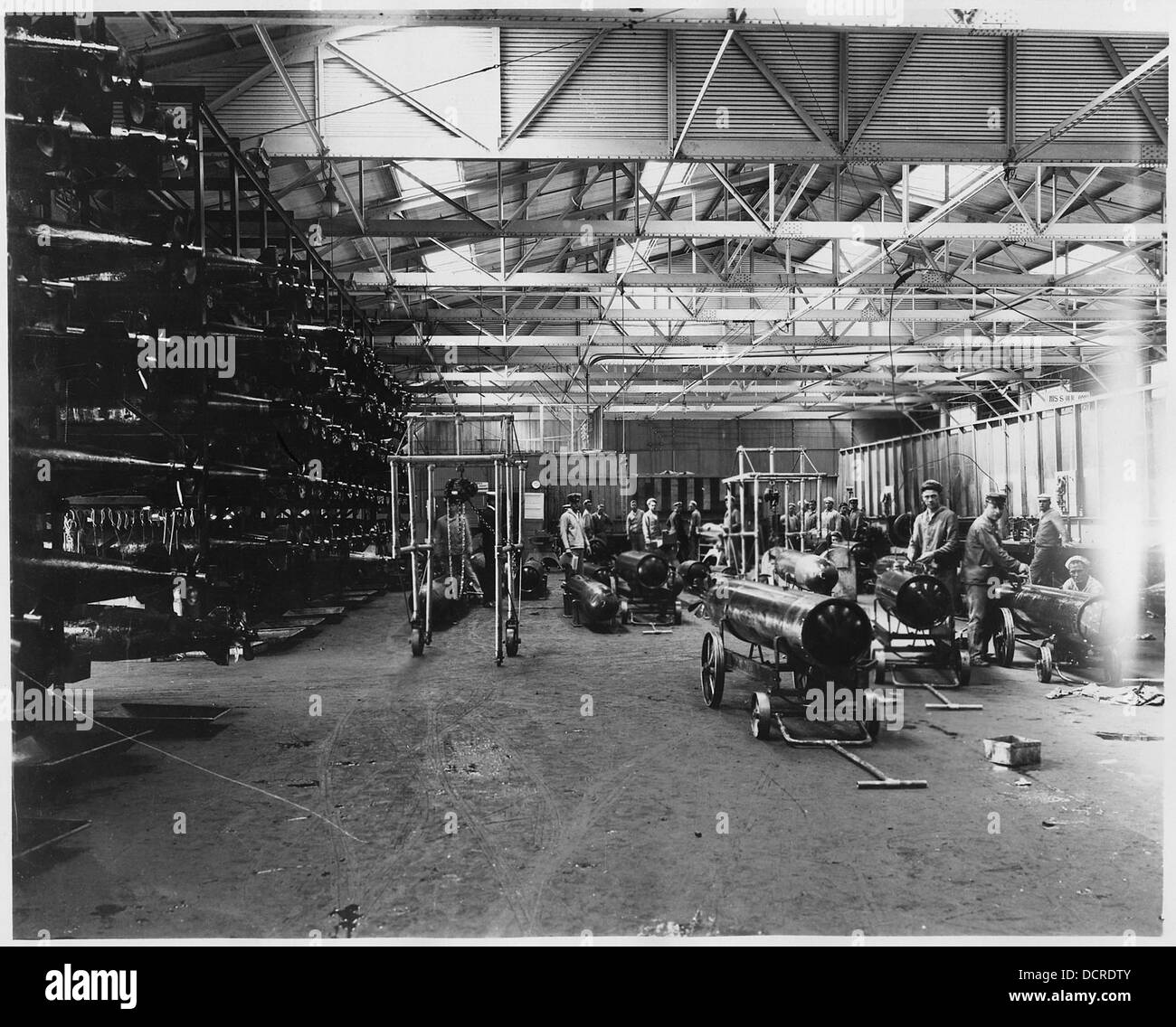 (Siluro edificio di storage con i marinai lavorando su siluri presso la base di sottomarini, Los Angeles.) - - 295470 Foto Stock