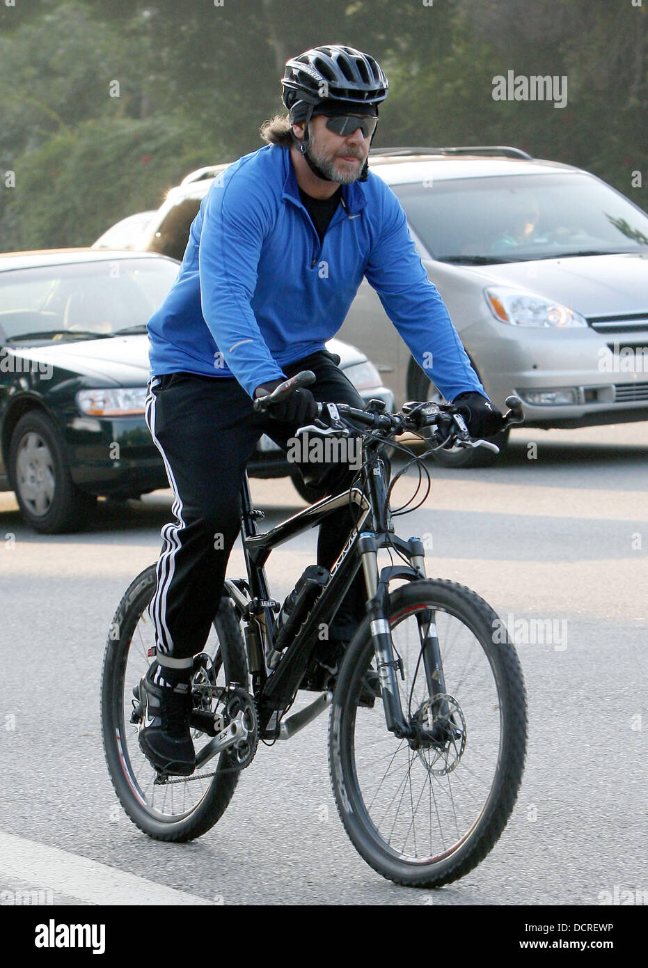 Russell Crowe vestito in abbigliamento sportivo adidas va in bicicletta a  Beverly Hills. Los Angeles, California - 15.11.11 Foto stock - Alamy