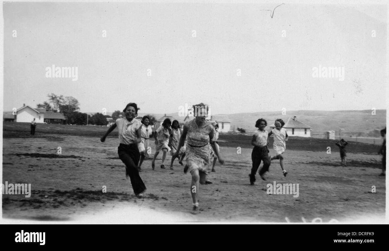 Un gruppo di ragazze del club 4-H si impegna in varie attività in un campo 4-H, un'organizzazione per lo sviluppo giovanile che si concentra sull'apprendimento pratico in aree come l'agricoltura e la leadership. Il campo offre opportunità di crescita personale e di sviluppo delle competenze. Foto Stock