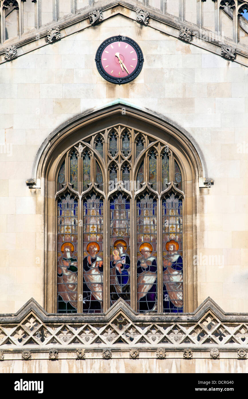 Il vetro macchiato nelle finestre della cappella del Corpus Christi College di Cambridge University di Cambridge, Regno Unito Foto Stock