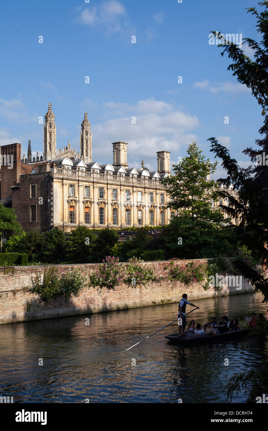 Sterline e passeggeri glide passato la Clare College (fondata nel 1326) lungo il fiume Cam passato il Garret Hostel bridge, Cambridge, Regno Unito Foto Stock