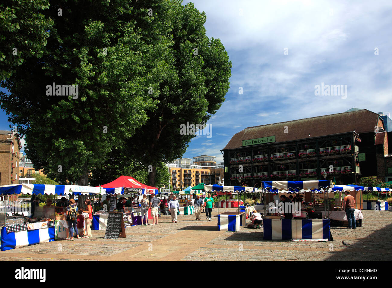 Le bancarelle del mercato, St Katherine's Dock, North Bank di Londra City, England, Regno Unito Foto Stock