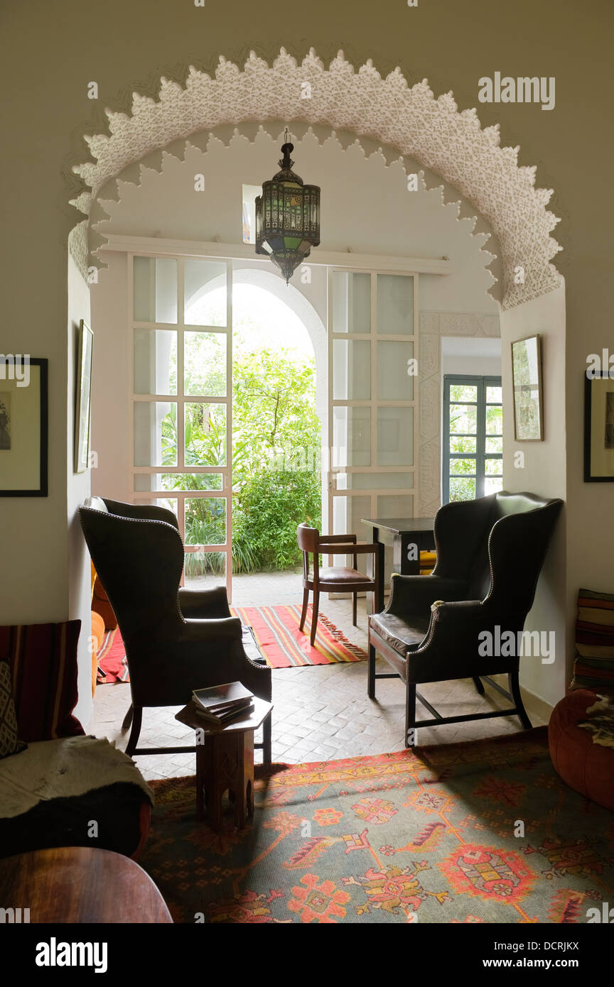 Stile marocchino arcuata di dettagli e di pelle verde poltrone wingback Foto Stock