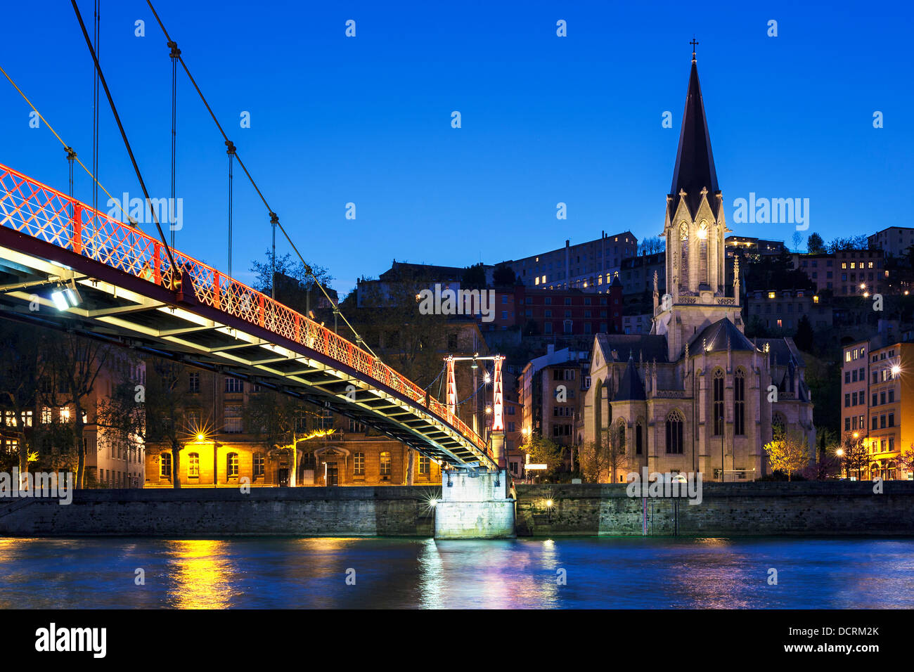 Passerella sul fiume Saone di notte, Lione, Francia Foto Stock