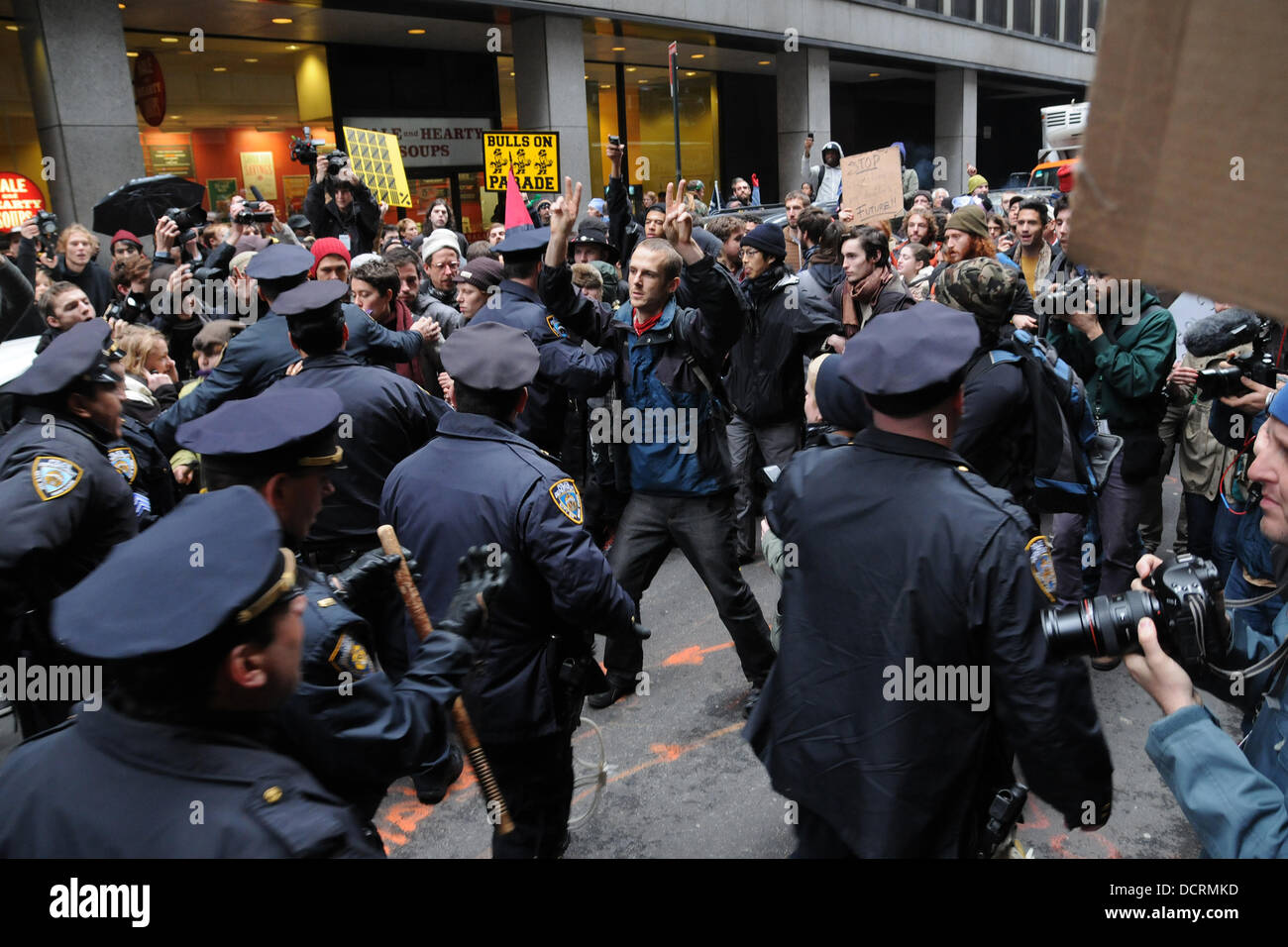 Atmosfera di occupare Wall Street circolazione marche attraverso la parte inferiore di Manhattan come si raggiunge i due mesi di proteste di New York City, Stati Uniti d'America - 17.11.11 Foto Stock