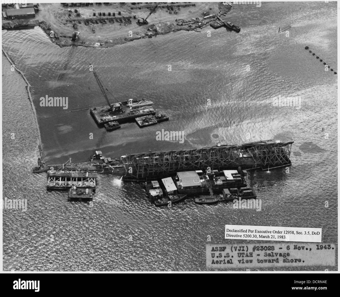 Una vista aerea dal 6 novembre 1943, che mostra la USS Utah durante le sue operazioni di salvataggio. L'immagine riflette gli sforzi per recuperare la nave affondata dopo l'attacco a Pearl Harbor. Foto Stock