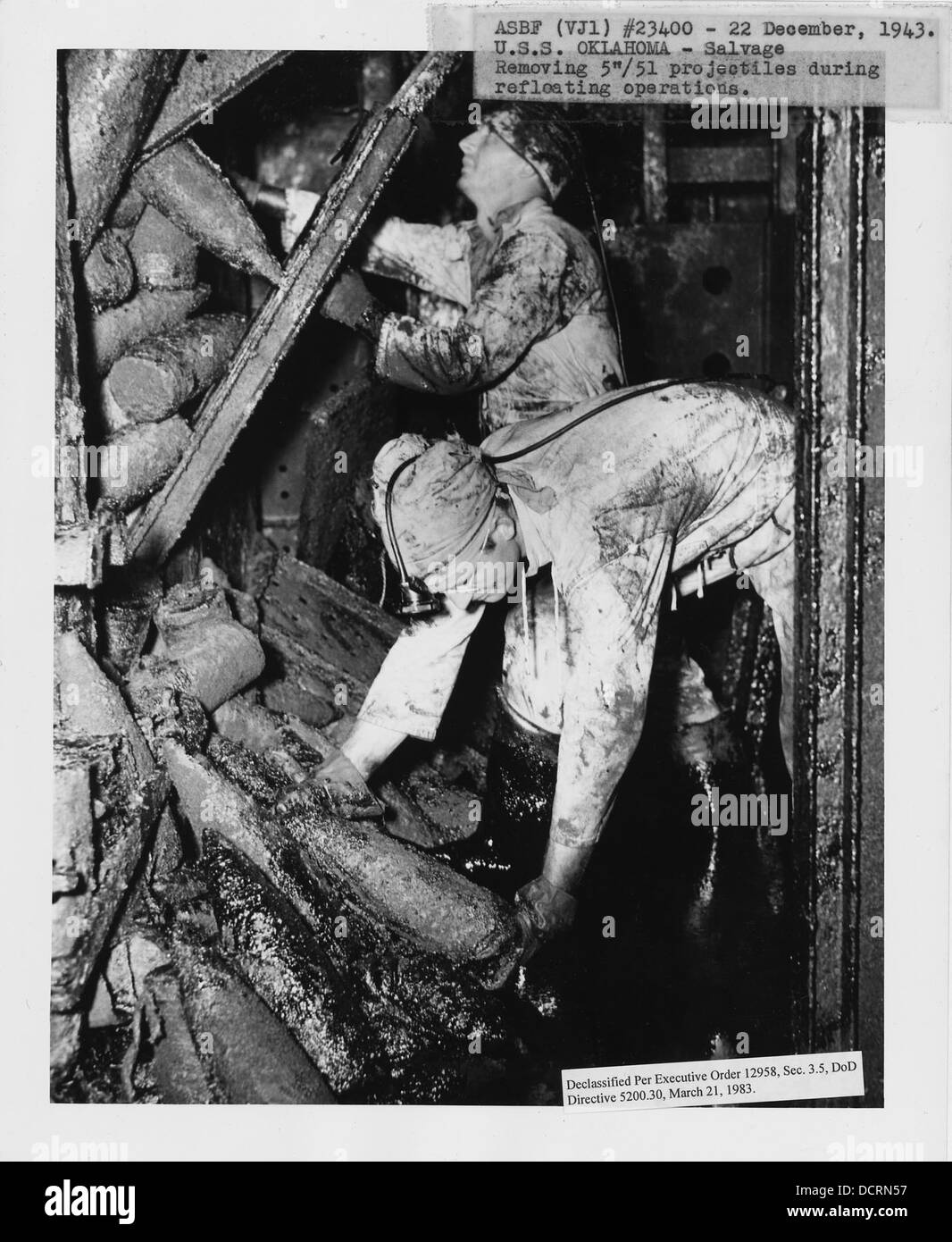 Un'operazione di salvataggio a bordo della USS Oklahoma il 22 dicembre 1943 prevede la rimozione di cinque -51 proiettili durante le operazioni di ricarico, parte degli sforzi per ripristinare la nave dopo l'attacco di Pearl Harbor. Foto Stock