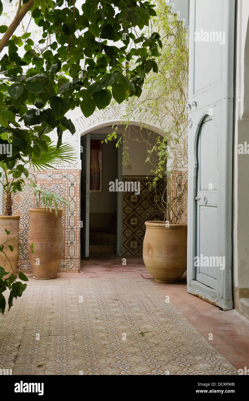 Piastrellate cortile marocchino Foto Stock