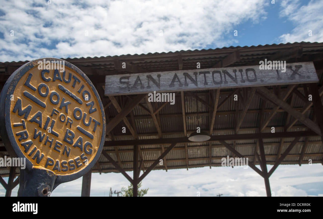 Un San Antonio stazione ferroviaria ricostruita presso il SAS fabbrica di scarpe e general store. Foto Stock