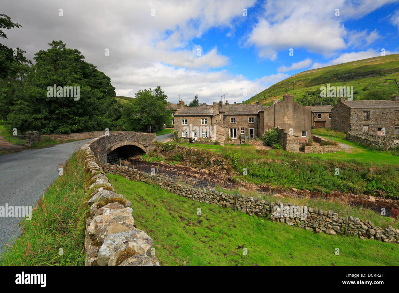 La strada sopra Thwaite torna leader in a Thwaite, Swaledale,North Yorkshire, Yorkshire Dales National Park, Inghilterra, Regno Unito. Foto Stock
