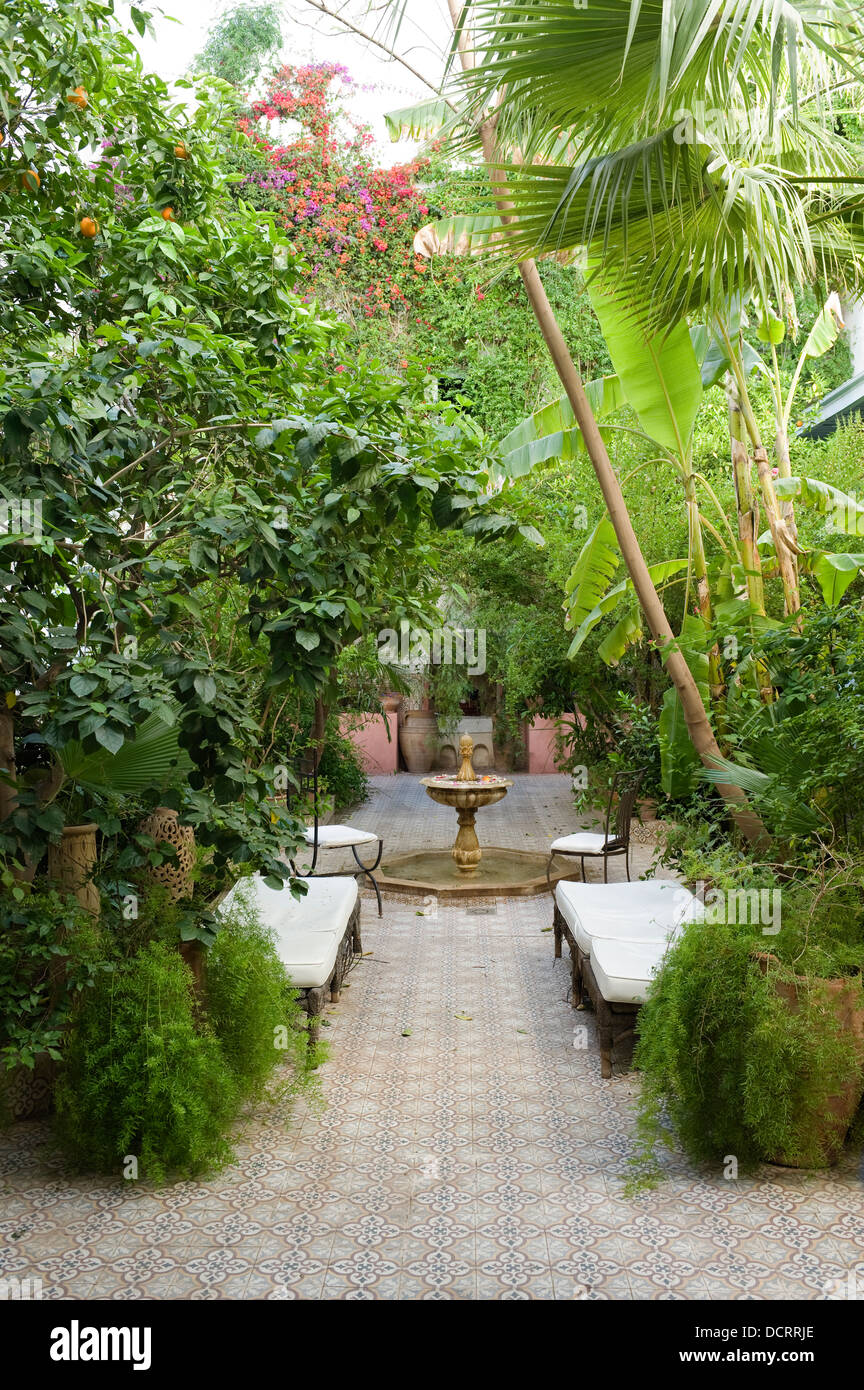 Marocchino cortile piastrellato Foto Stock