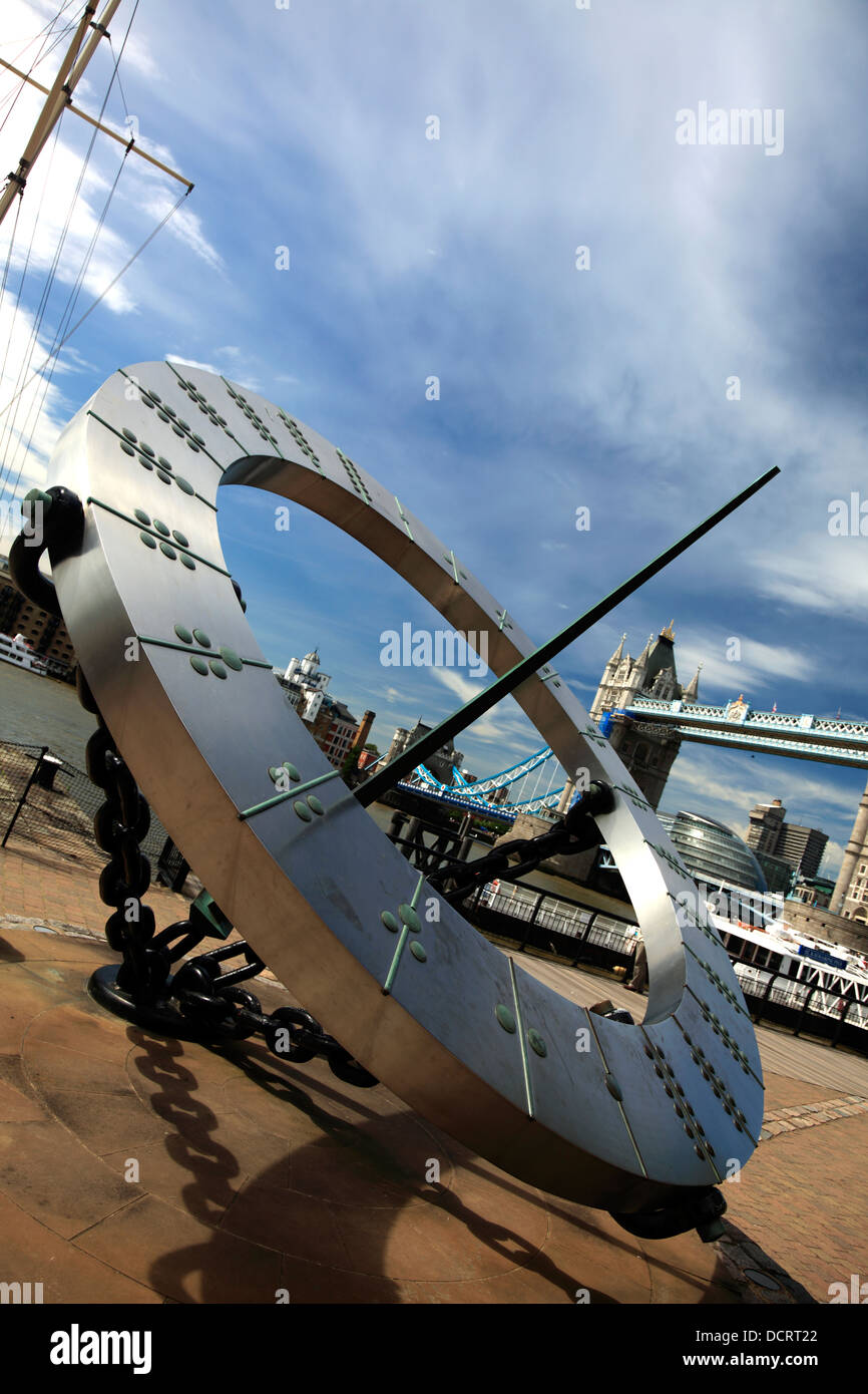 Ragazza e la statua di delfini, banca del Nord, il Tower Bridge, il fiume Tamigi, Londra Foto Stock