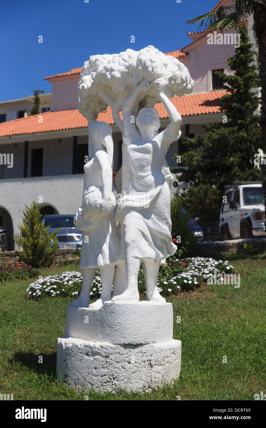 Monumento al volontario di operai dall'era comunista in Sarande Albania. Le tre donne sono rappresentate con le arance. Foto Stock