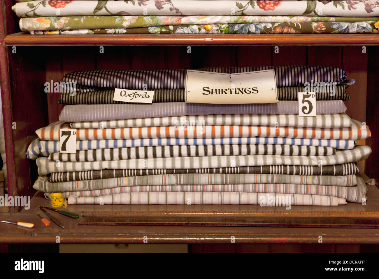 Un mucchio di vari tessuti con una etichetta e costo; Beamish, Durham, Inghilterra Foto Stock