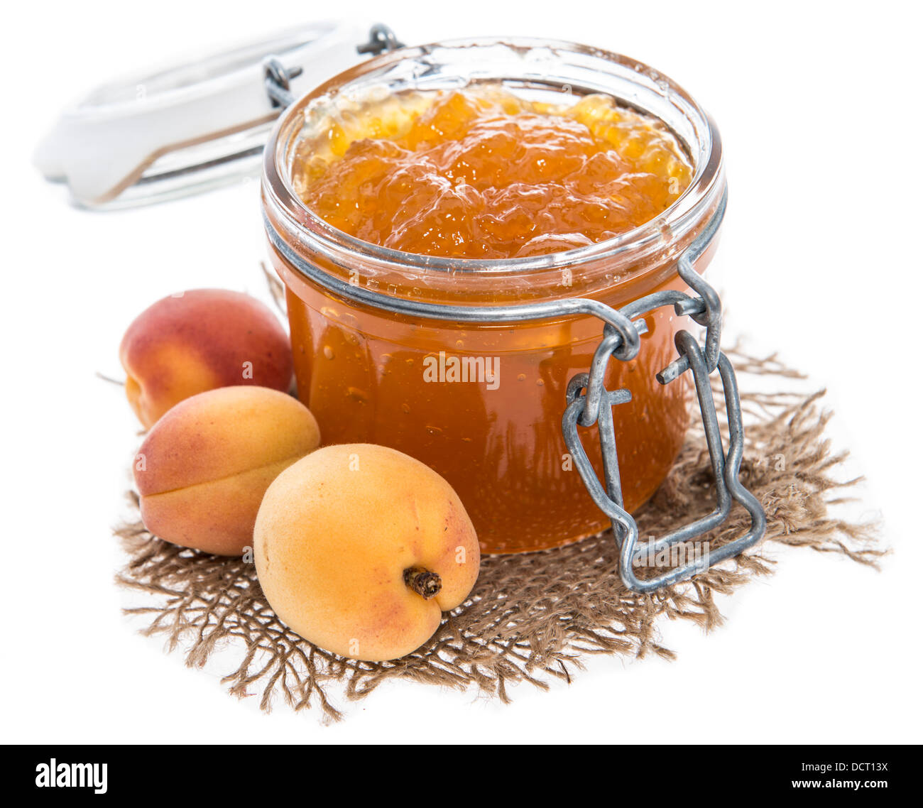 Confettura di albicocca isolati su sfondo bianco Foto Stock