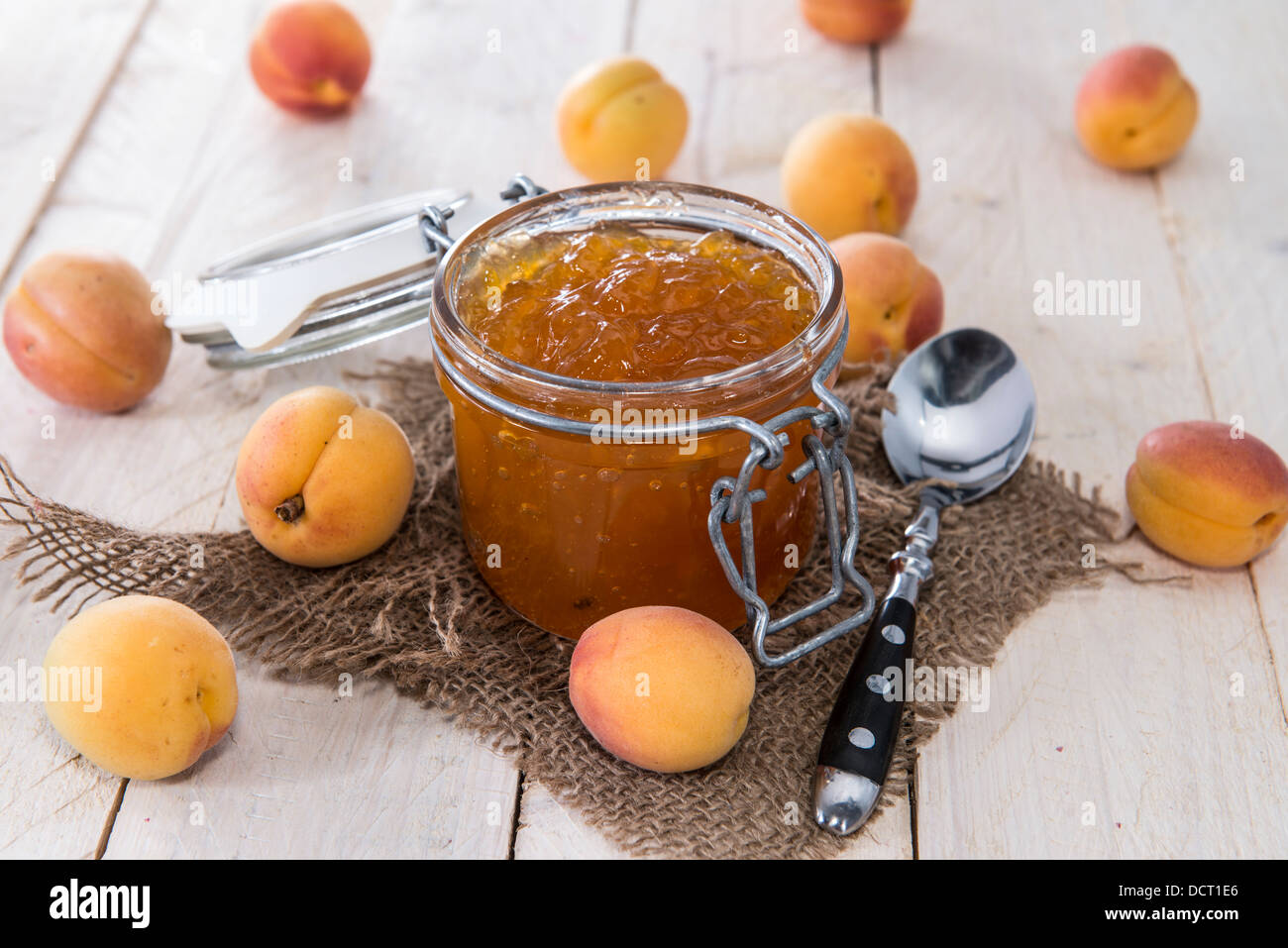 La marmellata di albicocca fatta in casa su sfondo di legno Foto Stock