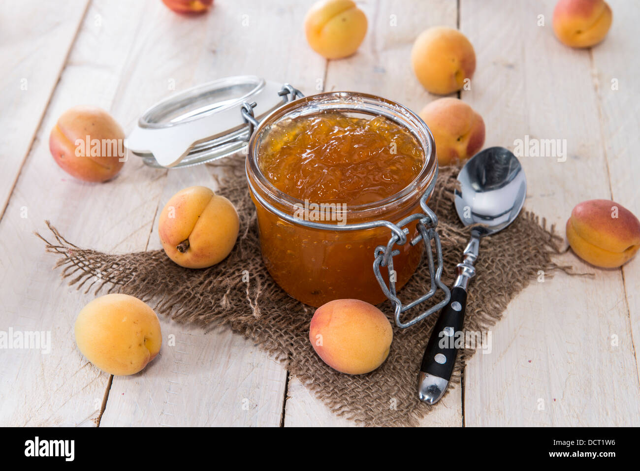 Porzione di marmellata di albicocche su rustico sfondo di legno Foto Stock