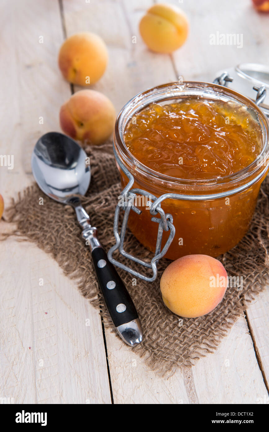 Fatta fresca marmellata di albicocche su sfondo di legno Foto Stock