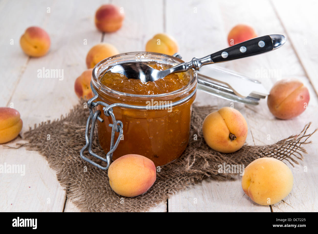 Fatta fresca marmellata di albicocche su sfondo di legno Foto Stock