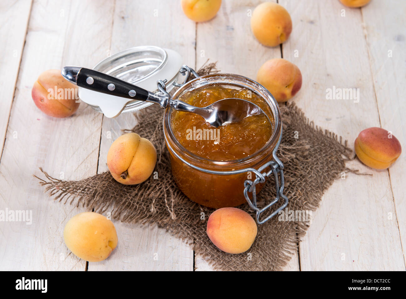 La marmellata di albicocca fatta in casa su sfondo di legno Foto Stock