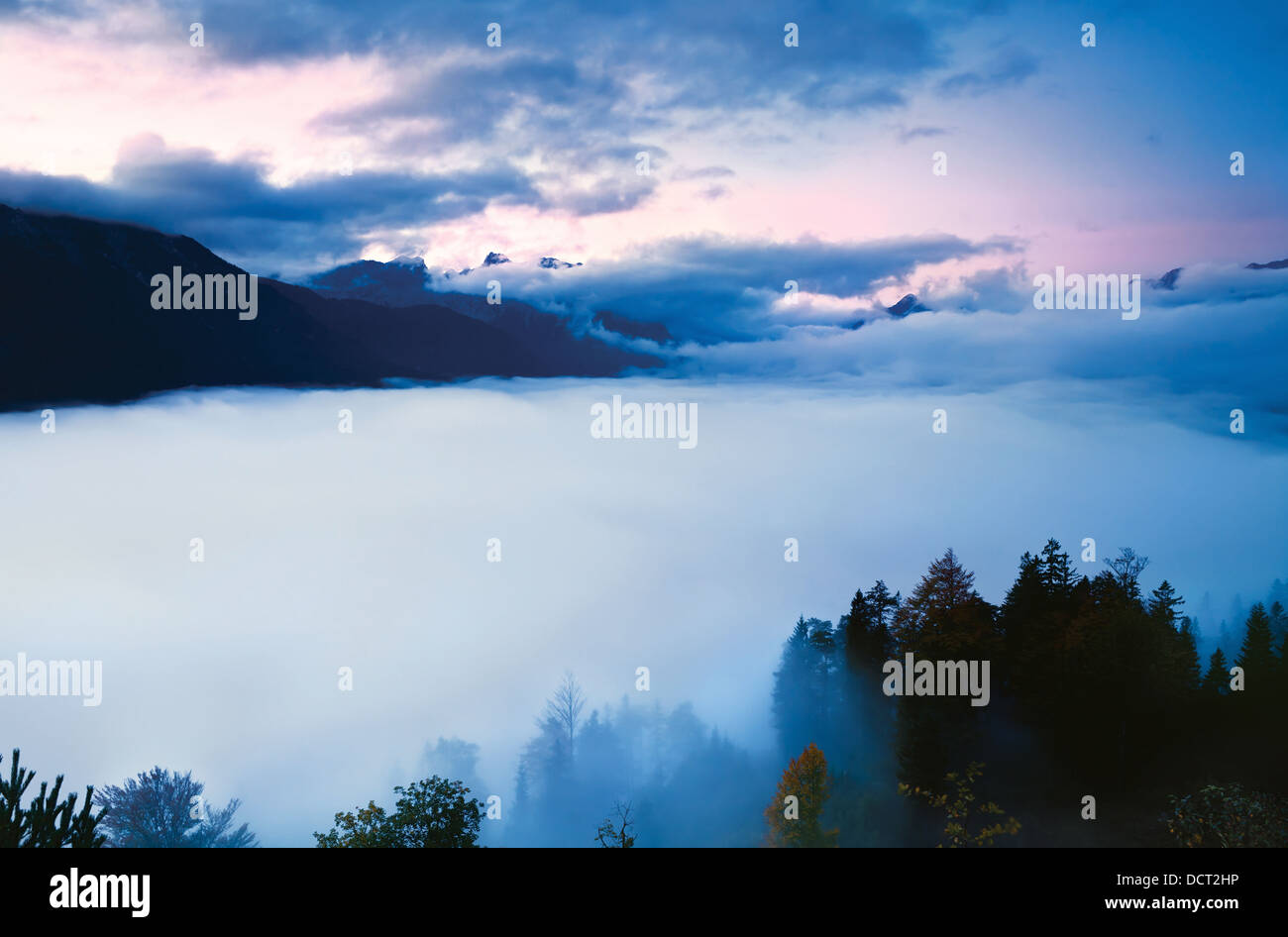 Nebbia di mattina in alta montagna Foto Stock