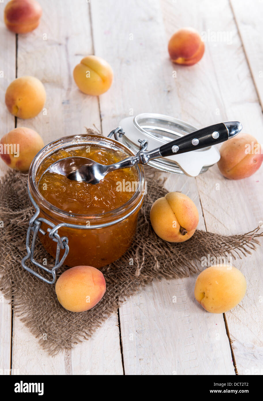 Porzione di marmellata di albicocche su rustico sfondo di legno Foto Stock