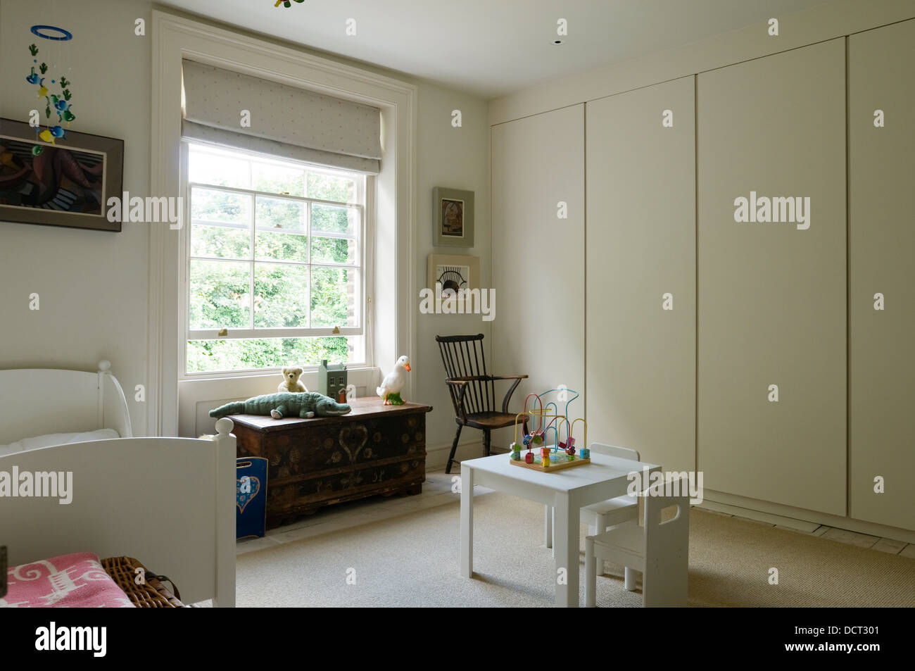 Stanza per bambini con immagazzinaggio nascosto e tavolo e sedie da Early Learning Centre Foto Stock