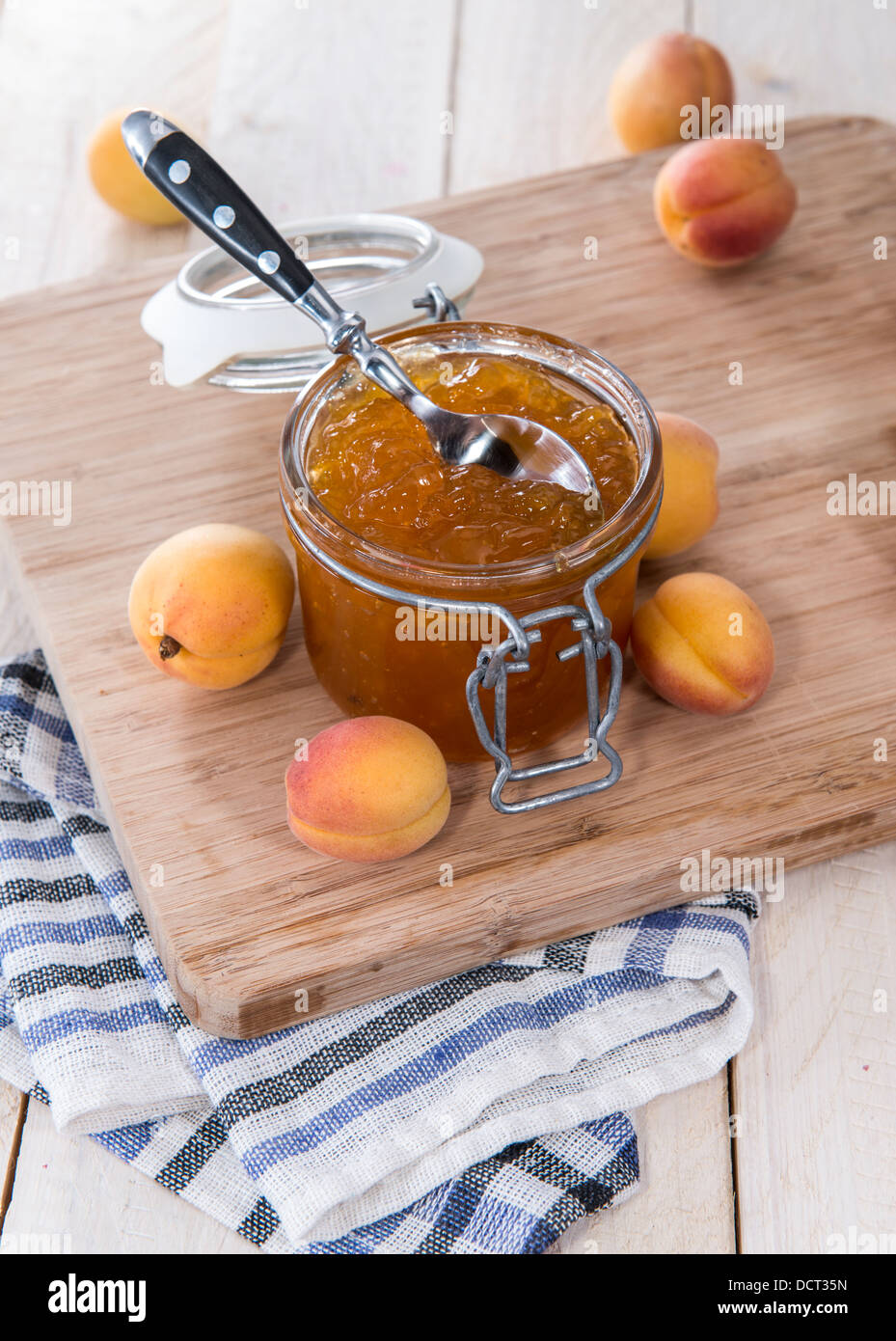 La marmellata di albicocca fatta in casa su sfondo di legno Foto Stock