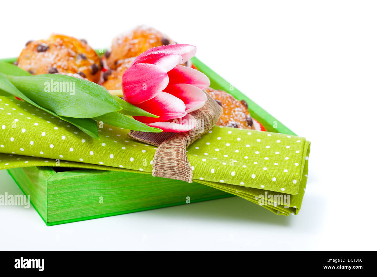 Tulip con un tovagliolo in un vassoio per la prima colazione. isolato su whi Foto Stock