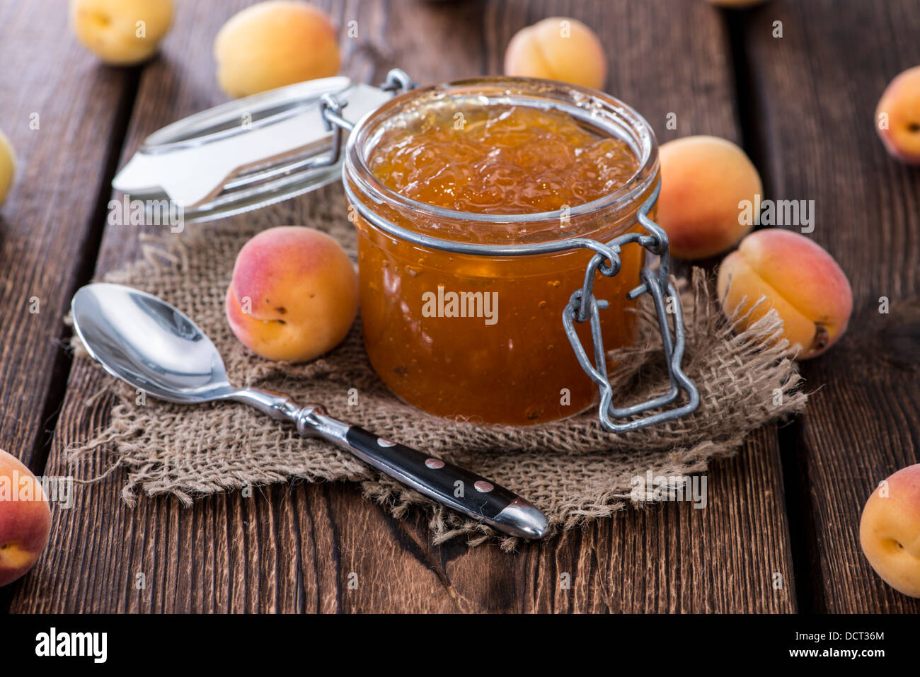 Fatta fresca marmellata di albicocche su sfondo di legno Foto Stock
