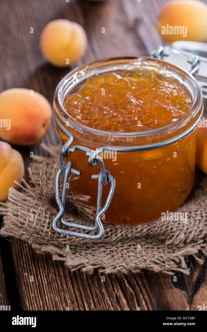 Porzione di marmellata di albicocche su rustico sfondo di legno Foto Stock