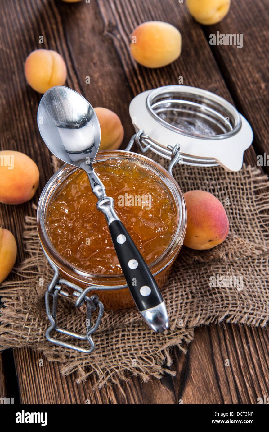 La marmellata di albicocca fatta in casa su sfondo di legno Foto Stock