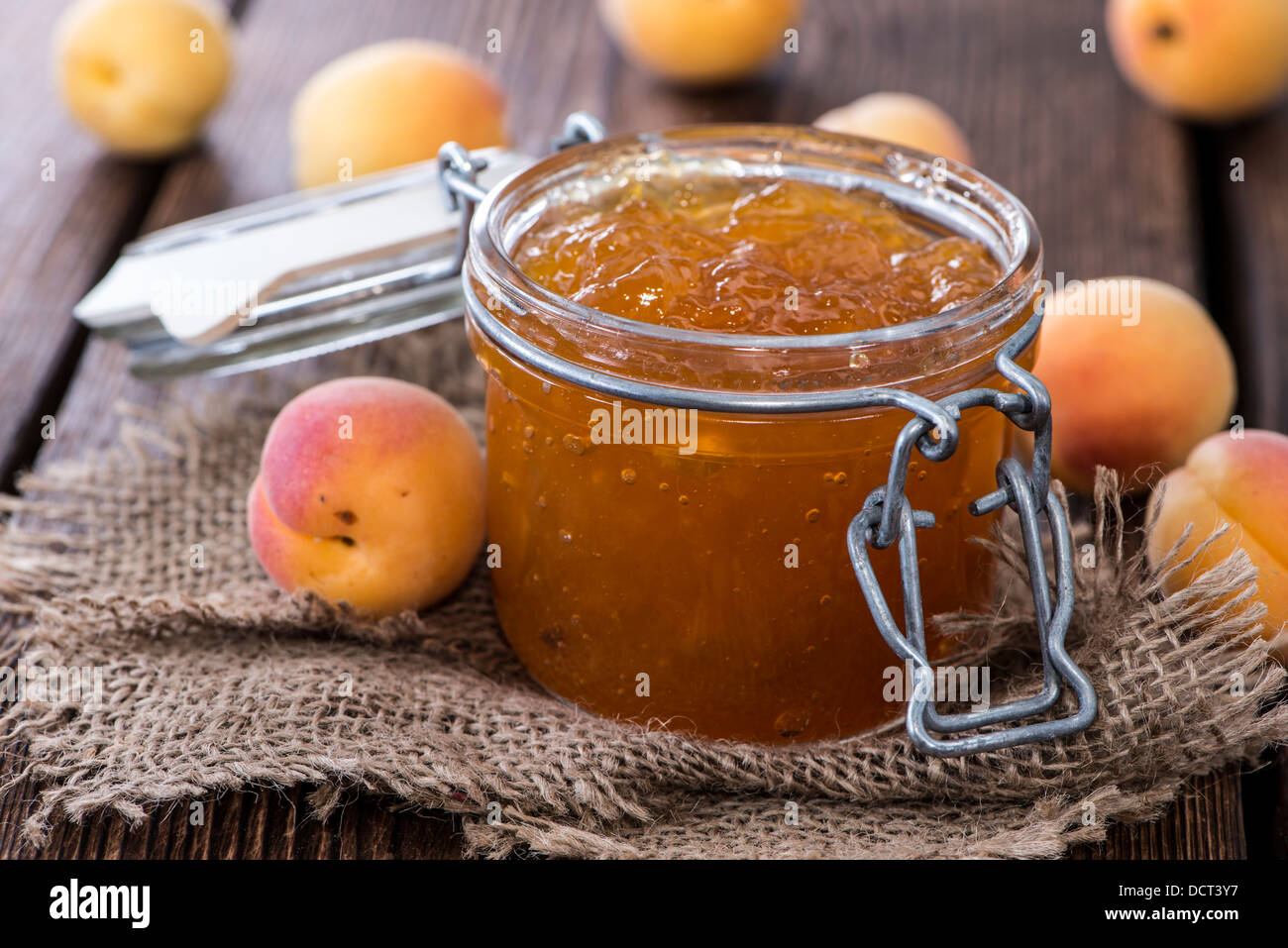 Fatta fresca marmellata di albicocche su sfondo di legno Foto Stock