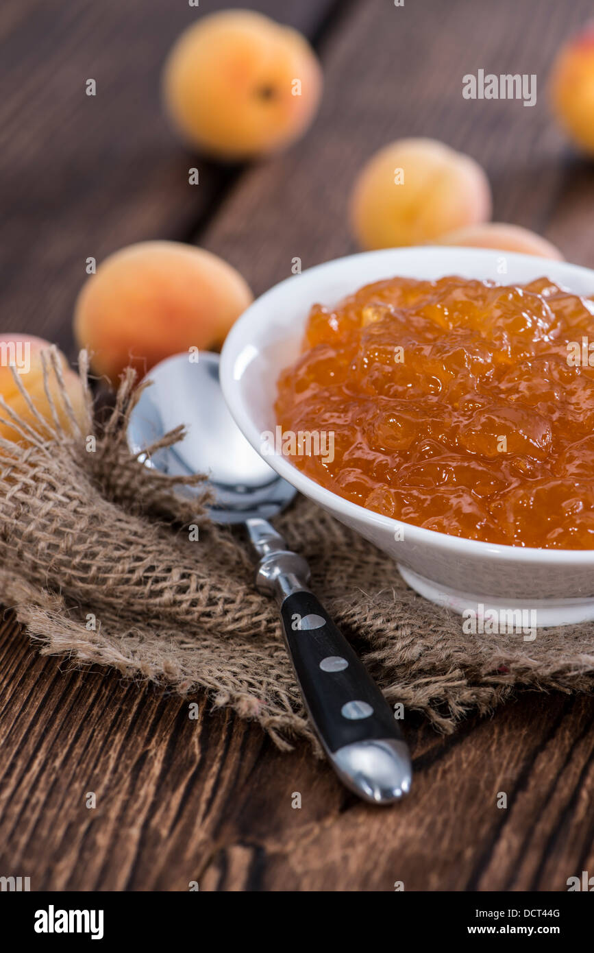 La marmellata di albicocca fatta in casa su sfondo di legno Foto Stock