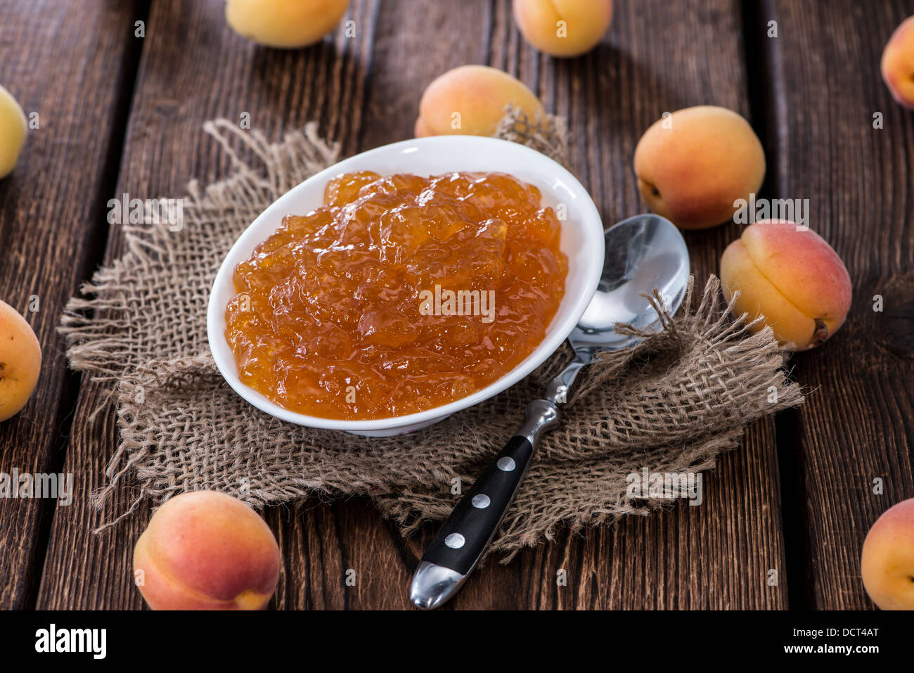 Fatta fresca marmellata di albicocche su sfondo di legno Foto Stock