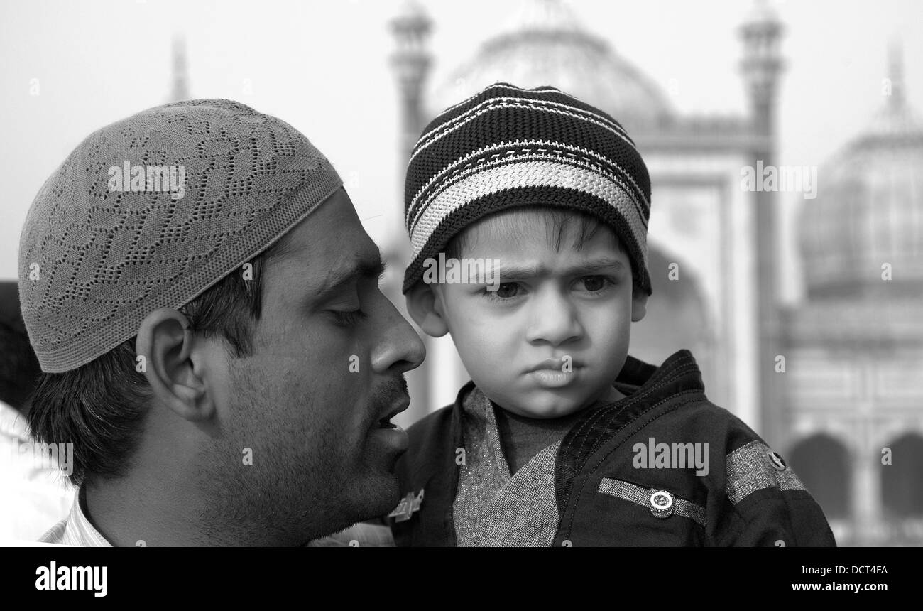 Padre e figlio a Jama Masjid,Vecchia Delhi, India Foto Stock