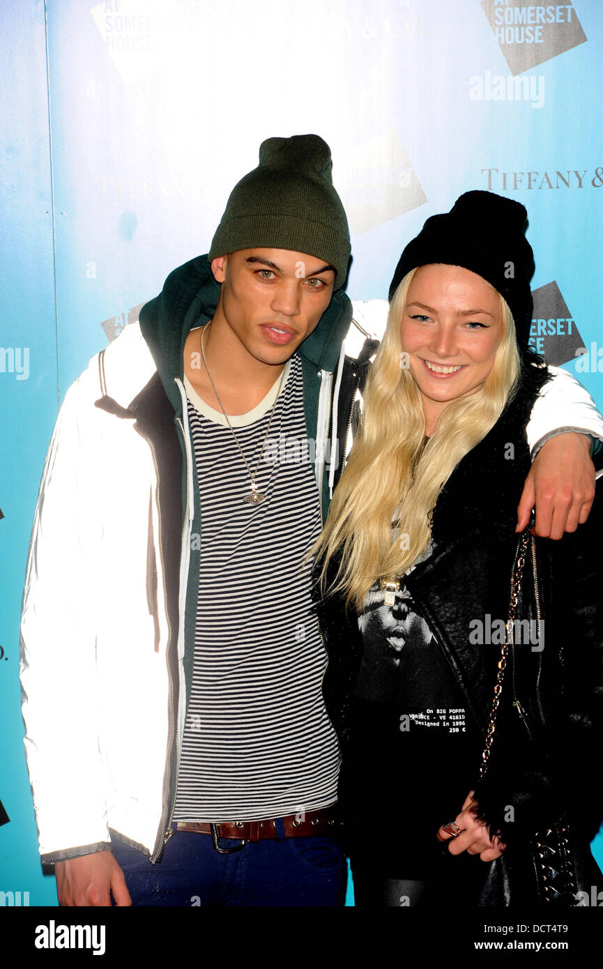 Dudley O'Shaughnessy, Clara Paget Tiffany & Co presenta il 'Inverno parte" celebra l'apertura del Somerset House la pista di pattinaggio su ghiaccio a Somerset House Londra Inghilterra - 21.11.11 Foto Stock