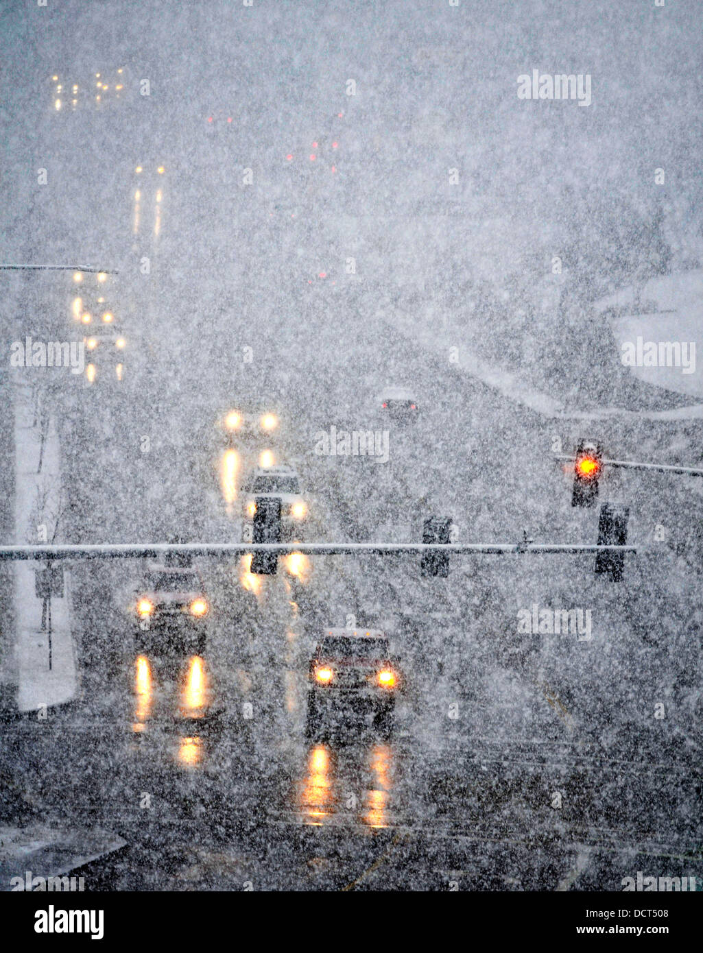 Nevoso inverno road con vetture di guidare su strada nella tempesta di neve Foto Stock