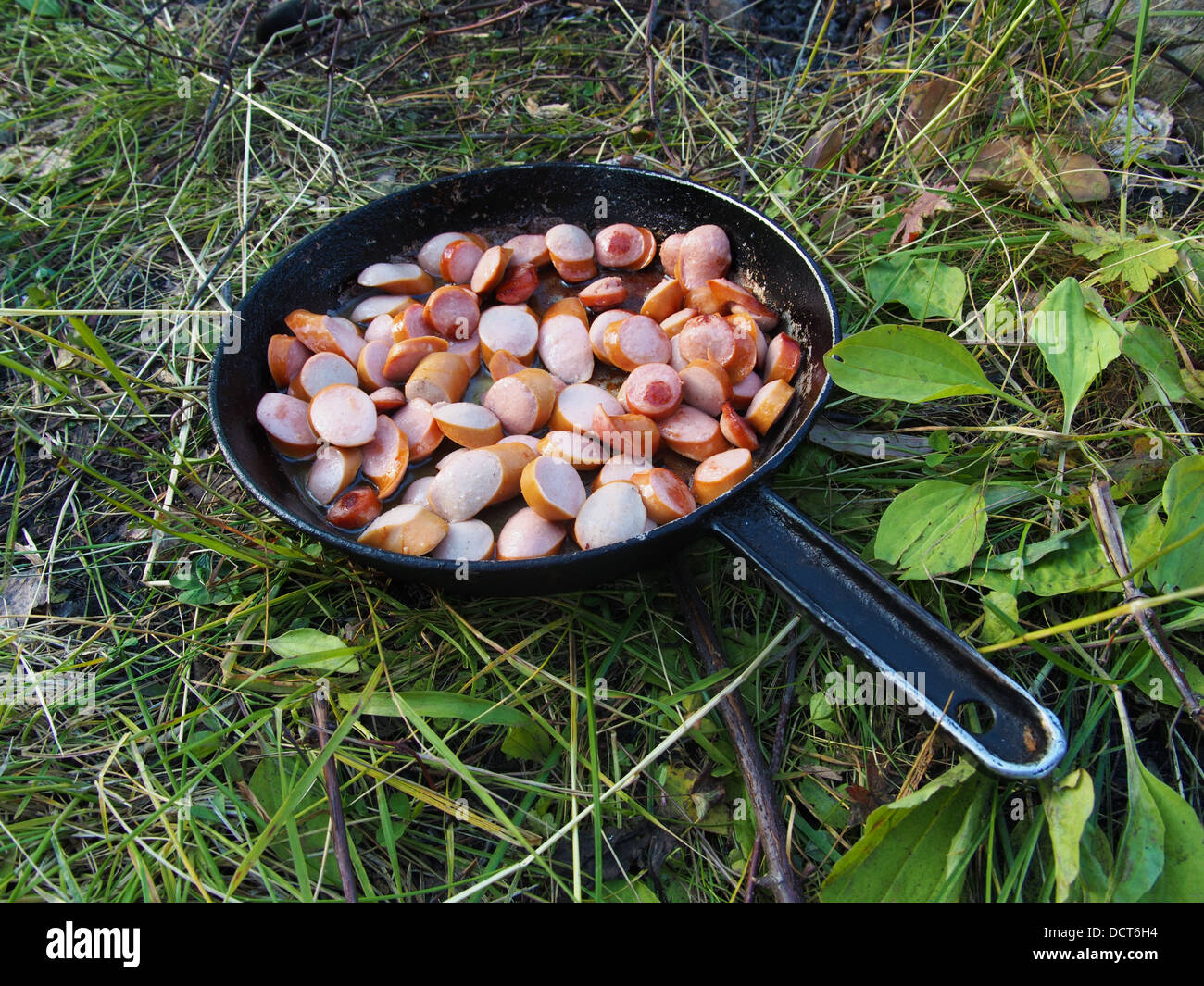 ​​Sausages affettato in una padella Foto Stock