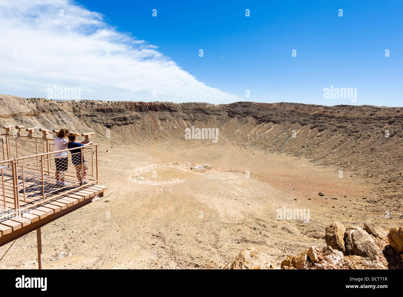 I turisti sul cerchione si affacciano, Meteor Crater (noto anche come Barringer crater) vicino a Winslow, Arizona, Stati Uniti d'America Foto Stock