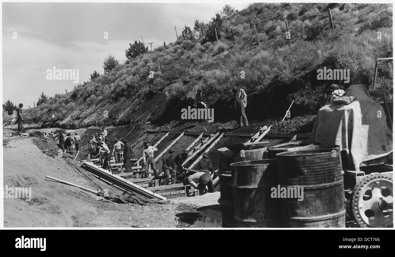 Una fotografia del Civilian Conservation Corps (CCC) Camp BR-41 vicino a Olene, Oregon, mostra gli iscritti che lavorano sul canale F. Questa immagine cattura gli sforzi impegnativi coinvolti nel progetto Klamath. Foto Stock
