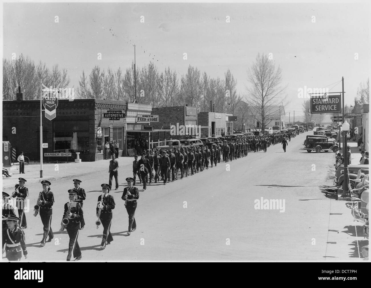I membri della compagnia No. 4821 del CCC Camp BR-72 partecipano a una parata a Powell, Wyoming, durante il progetto Shoshone. Foto Stock