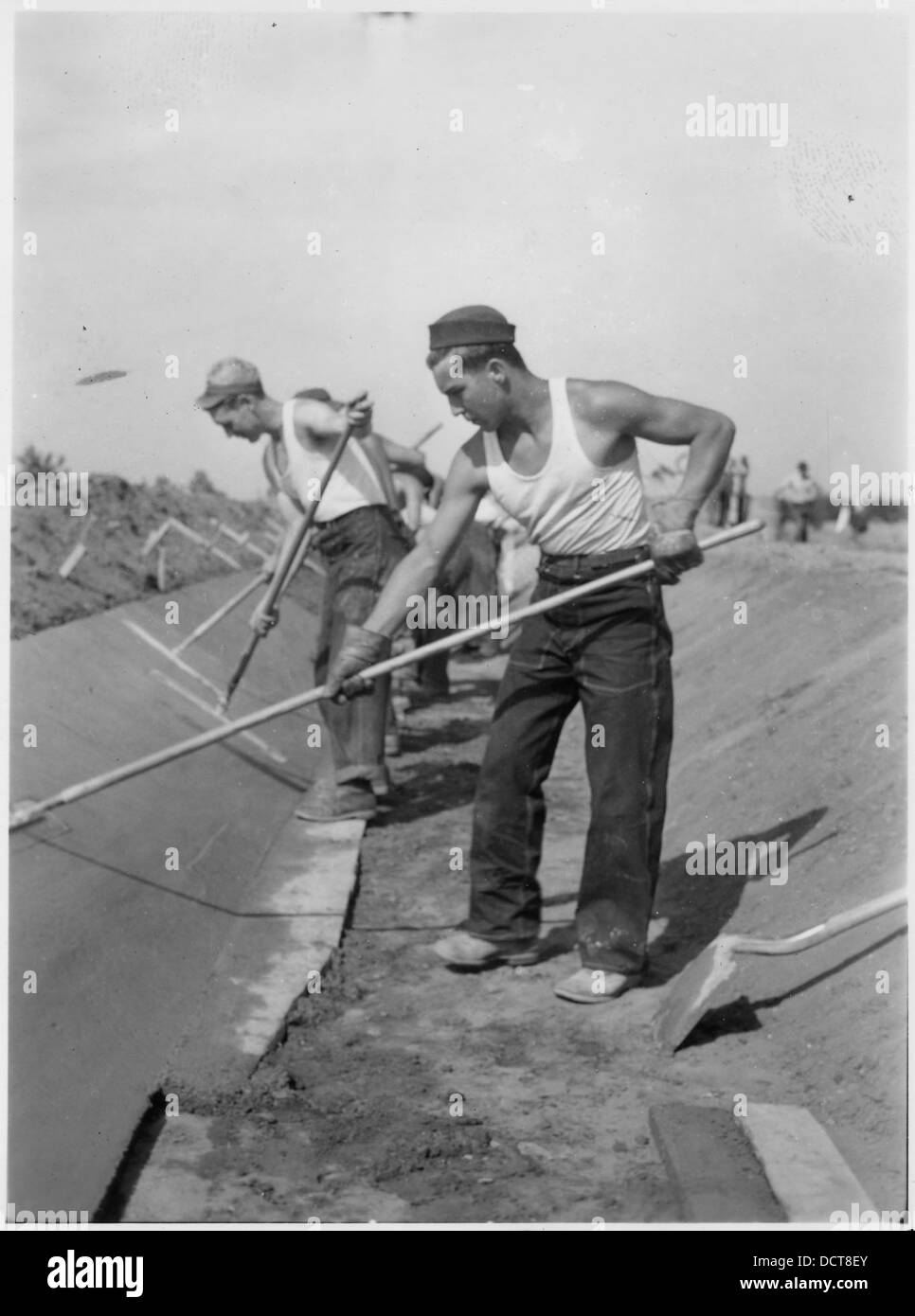 Operazioni di fodera del calcestruzzo al CCC Camp BR-78 Orland Project in California, in particolare sul lato 50, che mostrano gli sforzi per la gestione delle infrastrutture e delle risorse idriche. Foto Stock