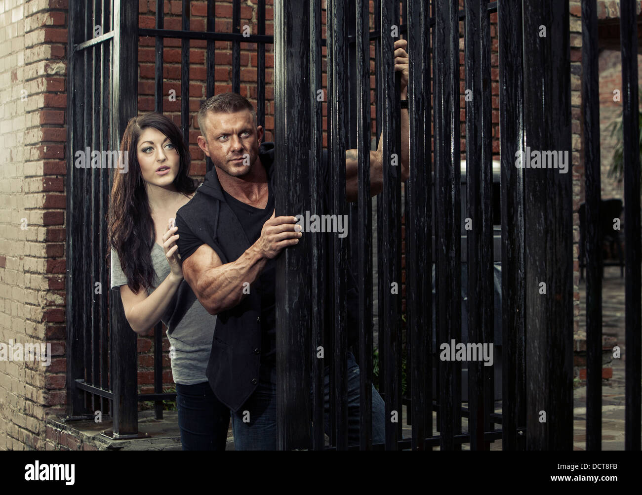 L uomo e la donna nel contesto urbano con una spy film a tema Foto Stock