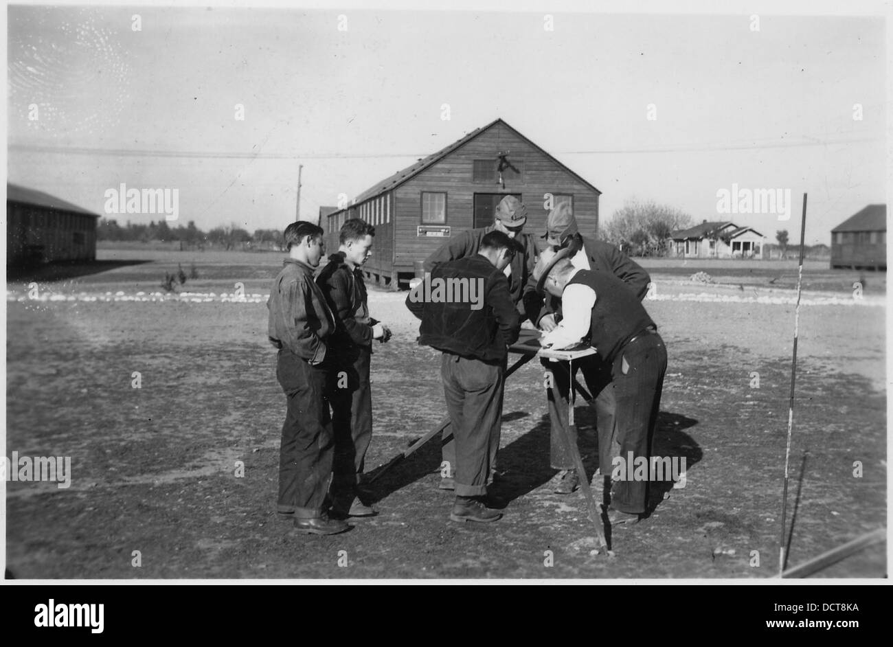Earl Asdell, General Foreman del CCC Camp BR-78 Orland Project, incarica i lavoratori come parte degli sforzi del Bureau of Reclamation durante la grande depressione. Foto Stock