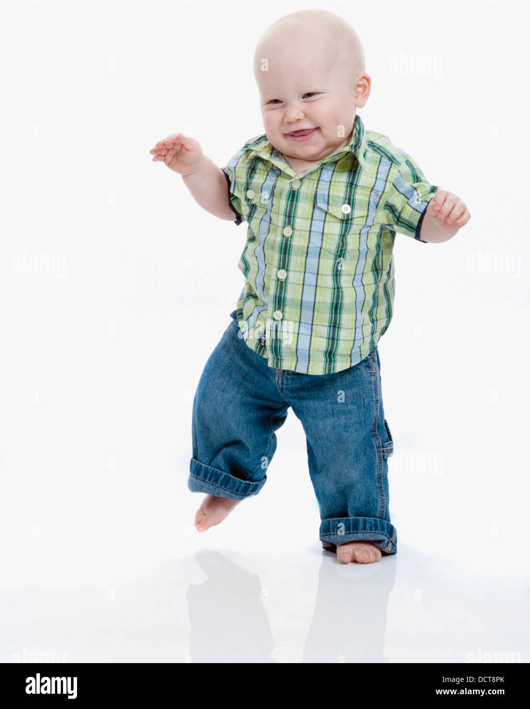 Ritratti di bambini; maschio Bambino in piedi Foto Stock