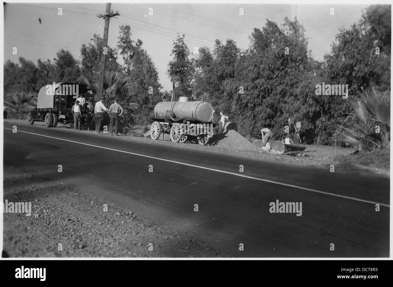 Al CCC Camp BR-78 nell'Orland Project, California, viene dimostrato un metodo di trasporto dell'acqua per il rivestimento in calcestruzzo, che mette in evidenza i processi ad alta intensità di manodopera utilizzati nei progetti di lavori pubblici durante la grande depressione. Foto Stock